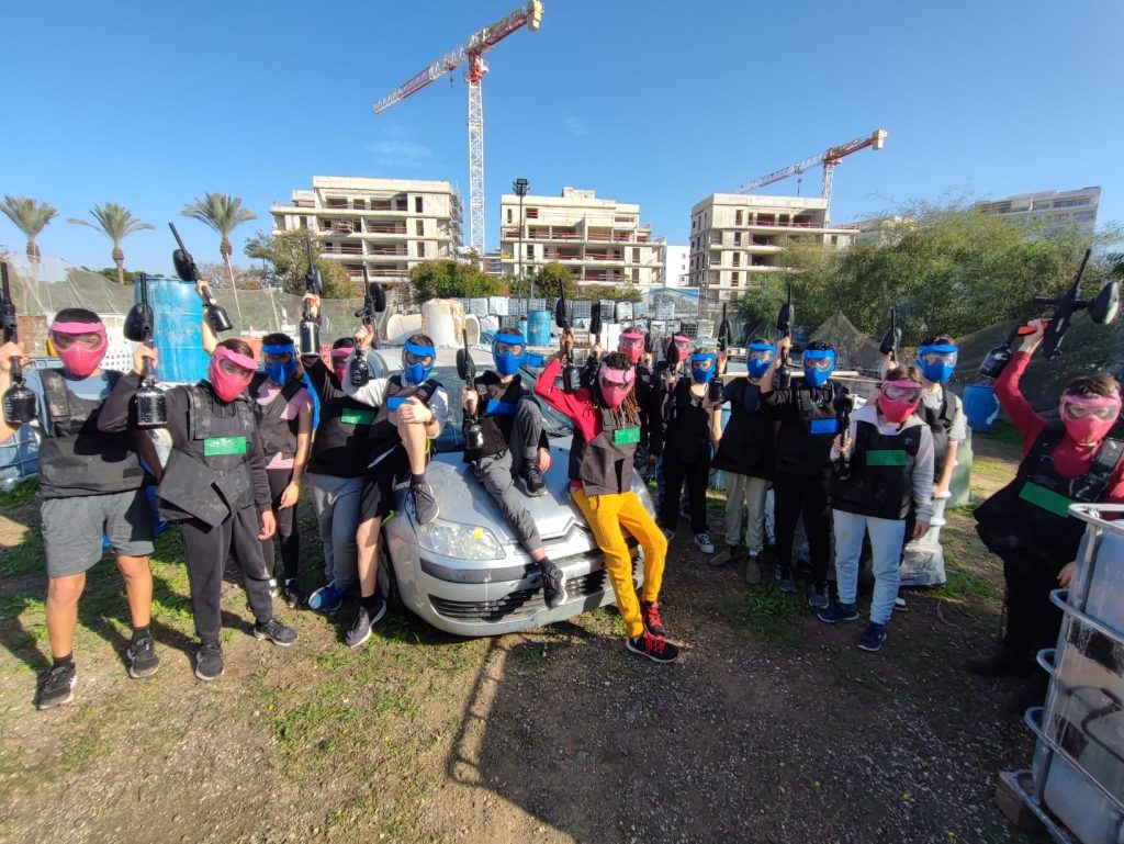 קבוצת נוער מניפה רובי פיינטבול בסיום פעילות