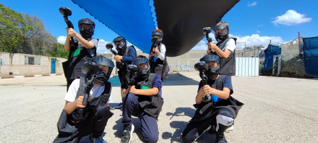 קבוצת עובדים באירוע גיבוש פיינטבול במתחם בקיסריה